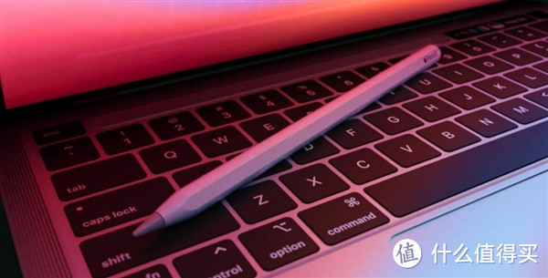 苹果新款 MacBook Pro 将砍掉 Touch Bar 触控条，配有 Apple Pencil 手写笔