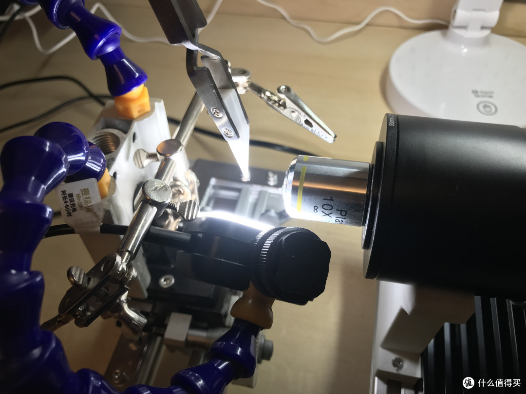 用的是10倍的显微头，可以看到工作距离在2CM左右，国货精品呀，还不错