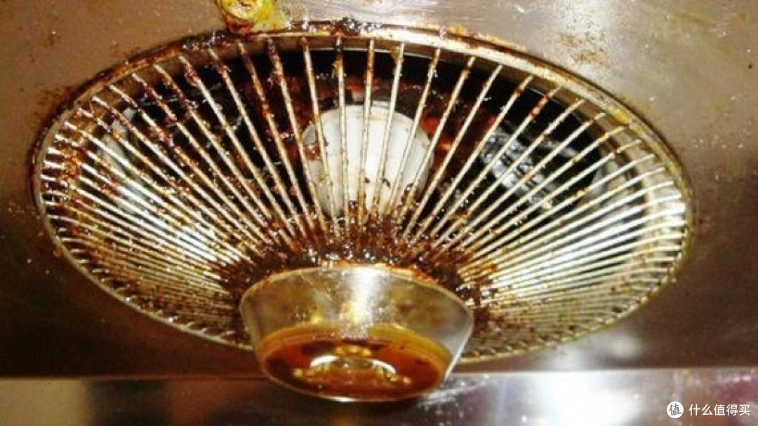 油烟机油盒难清理?——一个小技巧,彻底告别油盒顽固污渍!
