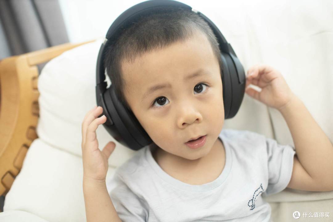三频均衡，佩戴舒适，降噪加持，ROG Strix GO BT耳机，出街新选择