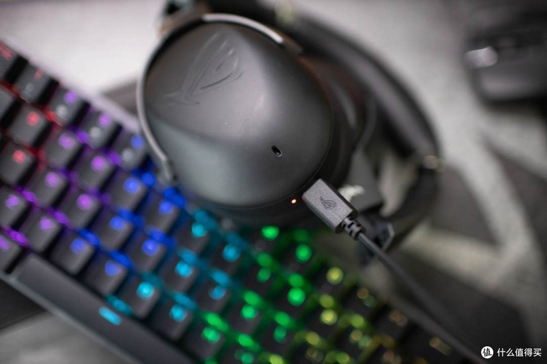 三频均衡，佩戴舒适，降噪加持，ROG Strix GO BT耳机，出街新选择