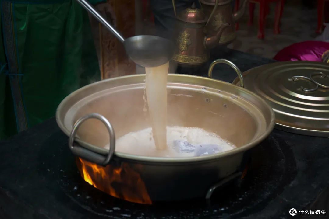 元朝忽思慧所著《饮膳正要》中就有关于类似现今蒙古族奶茶的“炒茶”食物的记载。©️图虫创意