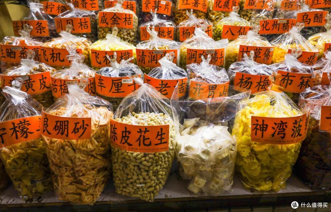 广州当地的干货铺里售卖着各种各样的凉茶材料。©️图虫创意