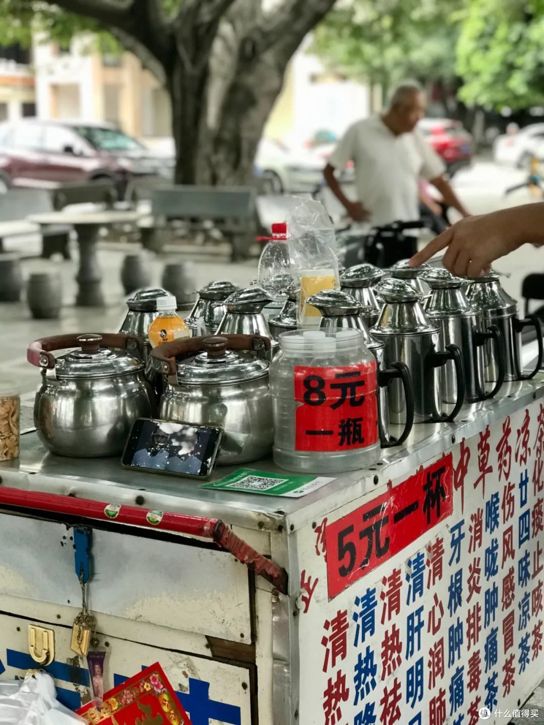 在炎夏时节，广州的街头可能会出现售卖凉茶的小推车，也是一种很有特色的本地饮食文化。©️图虫创意