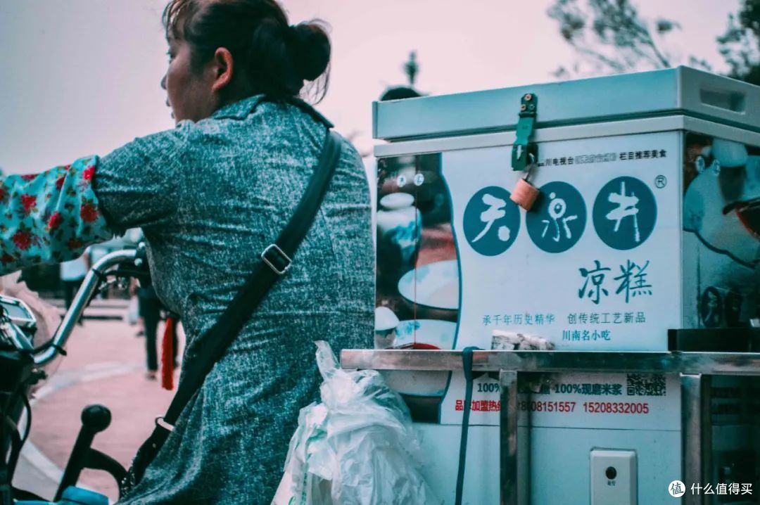 夏日里的四川，街头时常能看到骑车售卖凉糕或推车售卖冰粉的画面。©️图虫创意