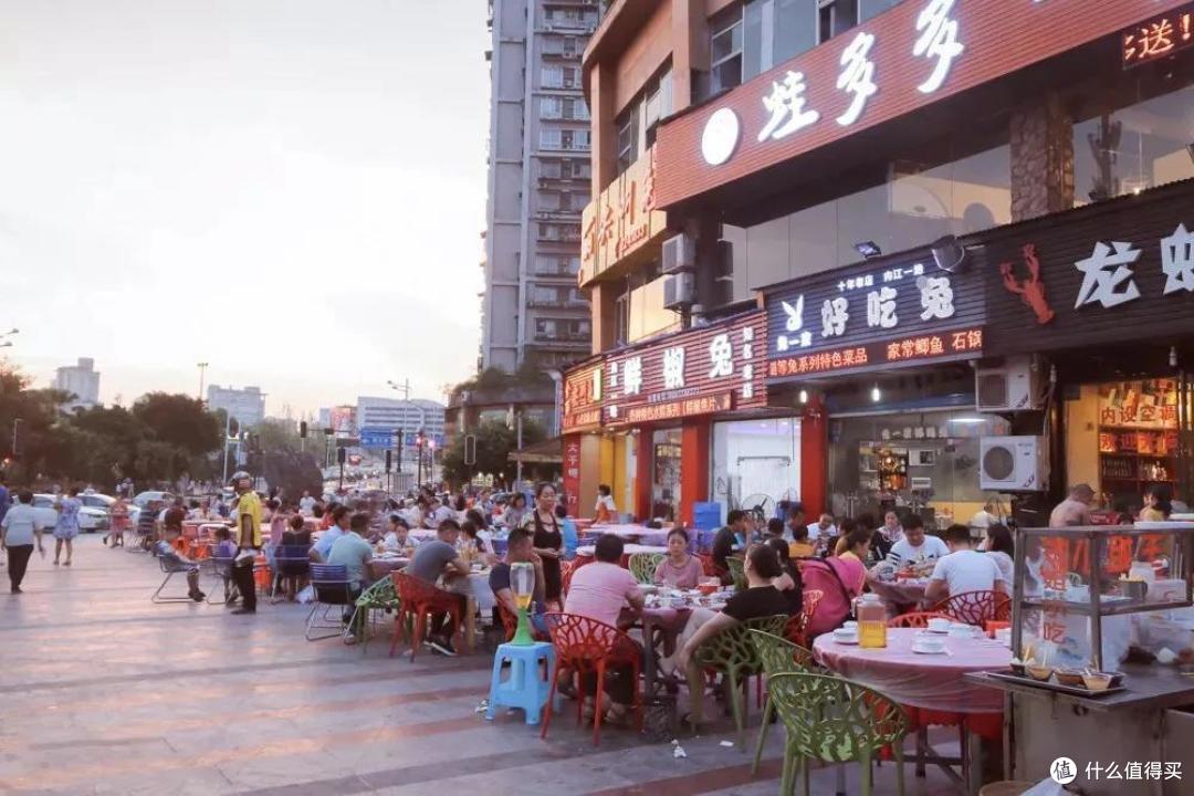 成都高铁0.5h的好好吃小城，满大街的老店动不动就是20年起步！