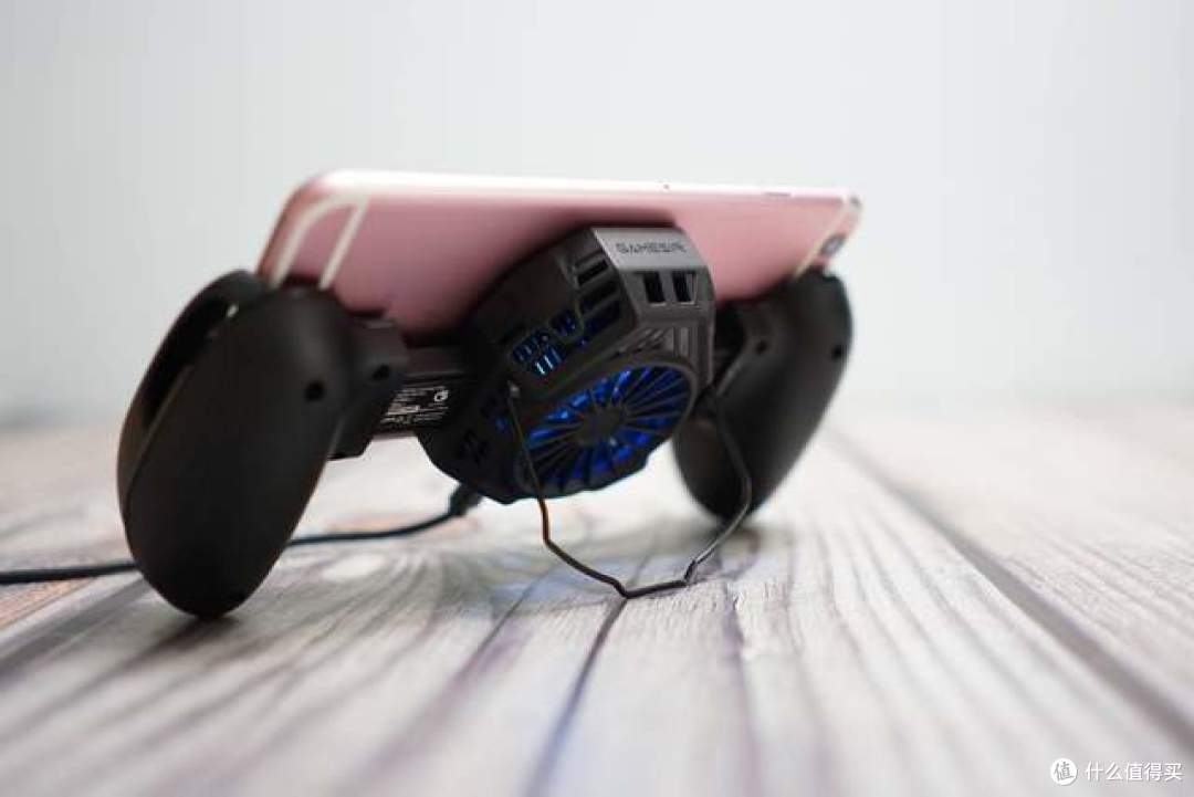 盖世小鸡F8 Pro散热手柄：急速降温，轻松上王者