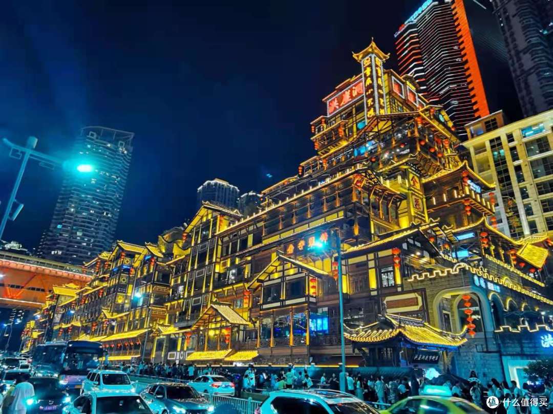 洪崖洞人满为患,真真是漂亮的让人只敢远观不敢靠近