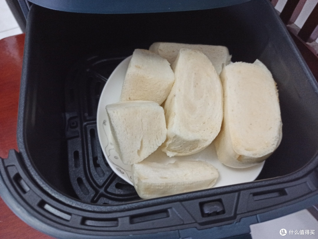 买了空气炸锅就要经常用,周末在家用刚买的空气炸锅烤馒头。