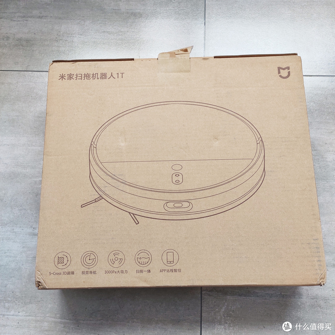 外包装箱开箱后所有的都东西就如下:扫地机器人,边刷,充电底座,抹布