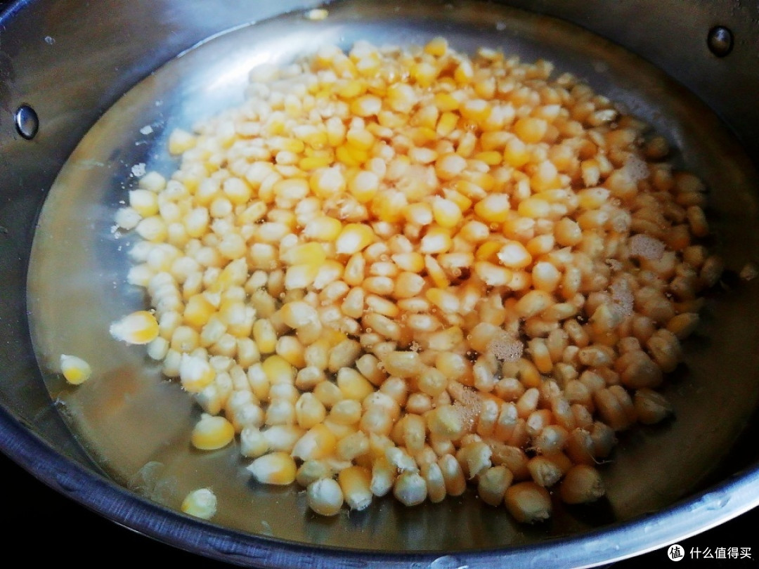两根玉米，一瓶牛奶，简单煮一煮，又香又甜，孩子抢着吃，特方便
