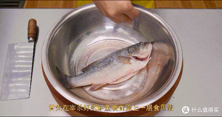 厨师长教你：“清蒸鲈鱼”，鲜嫩美味，内附蒸鱼酱油专业调制方法