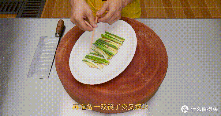 厨师长教你：“清蒸鲈鱼”，鲜嫩美味，内附蒸鱼酱油专业调制方法