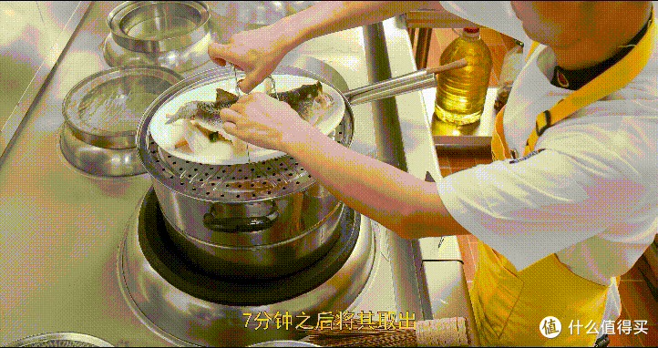 厨师长教你：“清蒸鲈鱼”，鲜嫩美味，内附蒸鱼酱油专业调制方法
