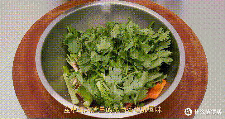 厨师长教你：“清蒸鲈鱼”，鲜嫩美味，内附蒸鱼酱油专业调制方法