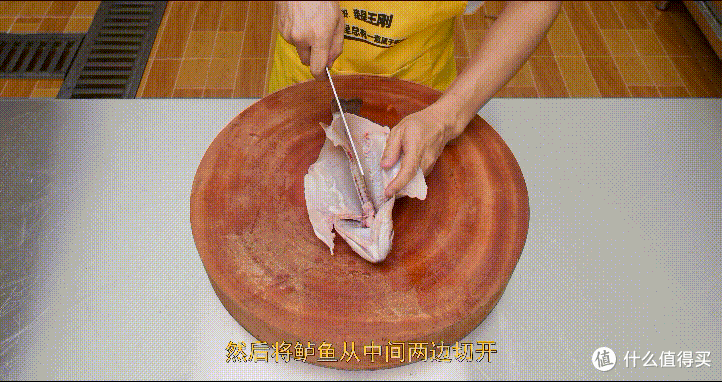 厨师长教你：“清蒸鲈鱼”，鲜嫩美味，内附蒸鱼酱油专业调制方法