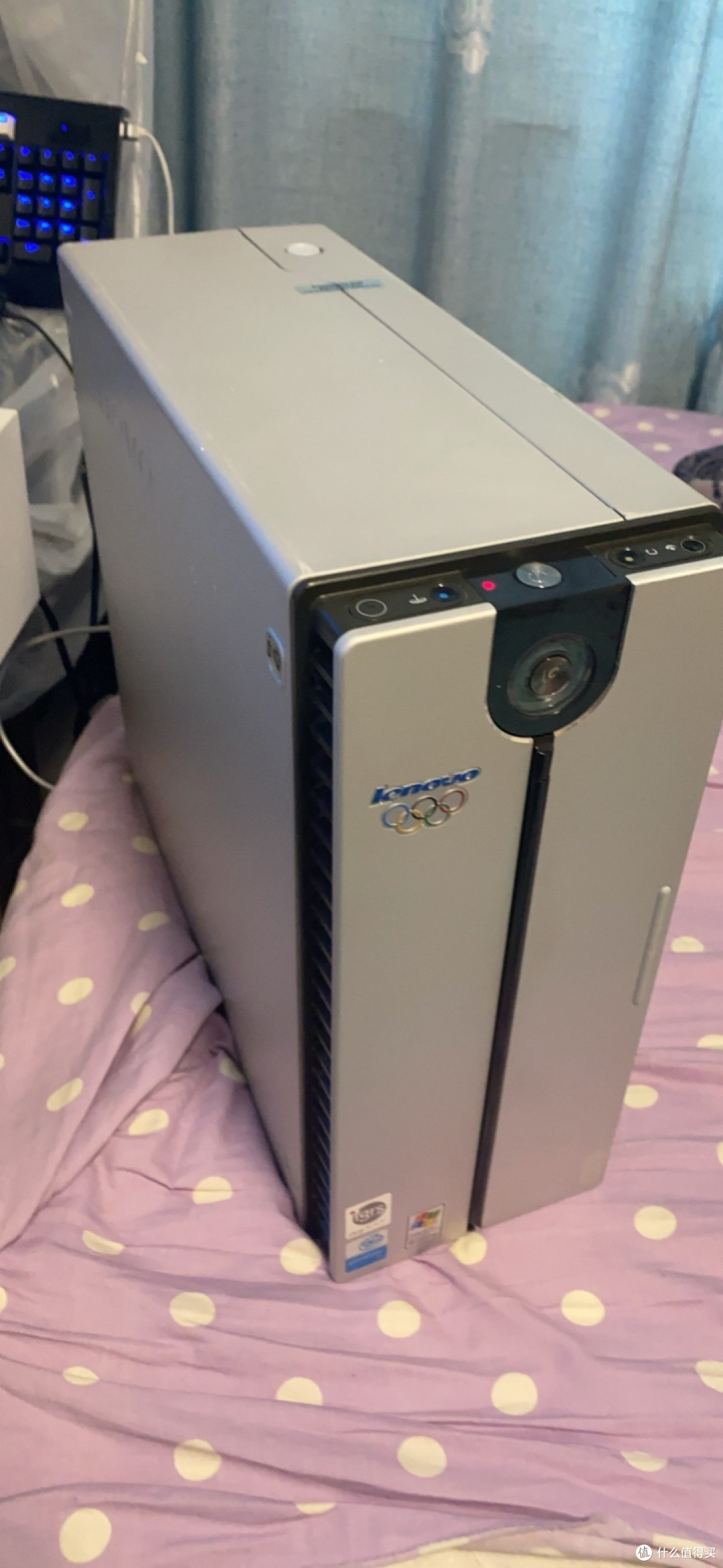 正面图,开机键旁边红灯为电源灯