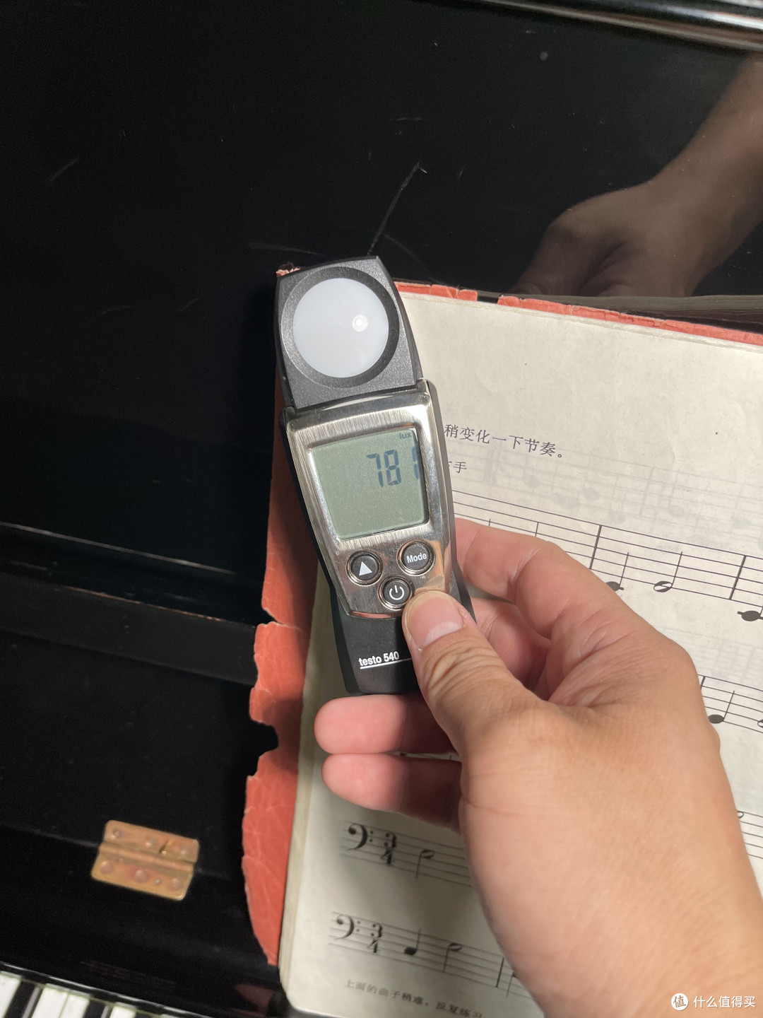  四款灯都上了琴，照了照片，用照度计分别在谱面左上1、右上2、中心3、左下4、右下5测量照度值，并用以上数据中的最大值除以最小值得出照度均匀度Δ1