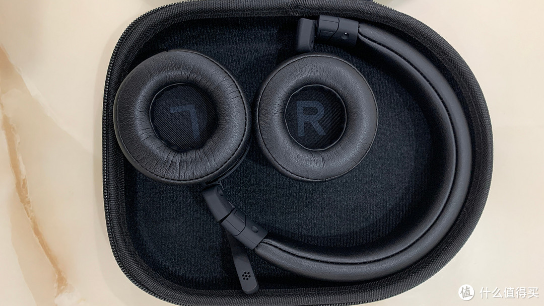 黄鹂精灵G200b十分贴心的将L和R标记在了耳机防尘棉上，避免了小字母不容易发现的尴尬