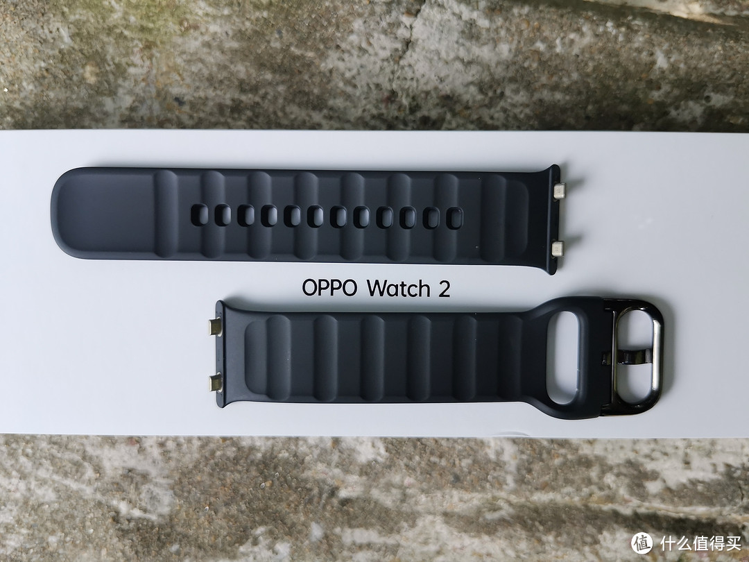 OPPO Watch 2 的表带采用的是亲肤氟橡胶，透气舒适，还有搭扣设计，一秒扣合，就算单手也能轻松佩戴。
