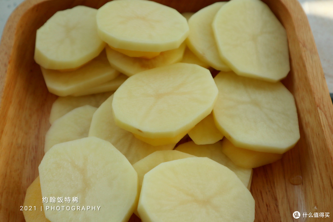 秋天土豆新吃法，简单一蒸团成球，浇上灵魂料汁，一口一个真解馋