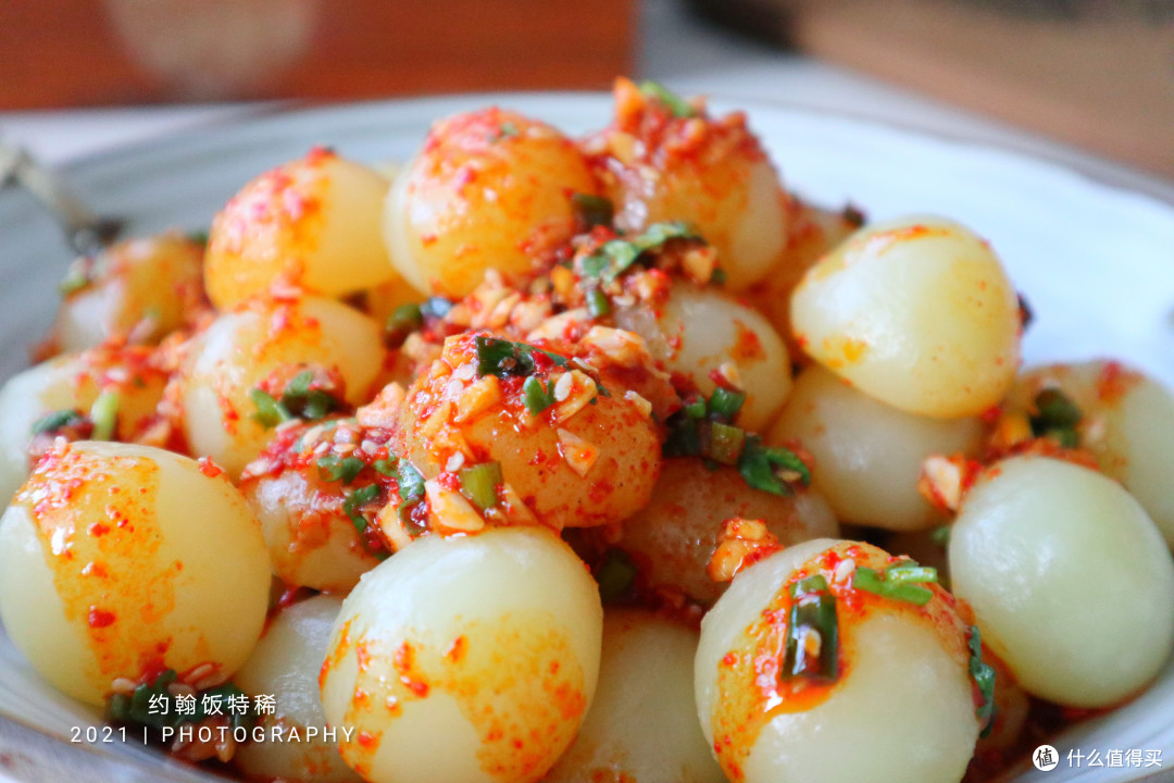 秋天土豆新吃法，简单一蒸团成球，浇上灵魂料汁，一口一个真解馋