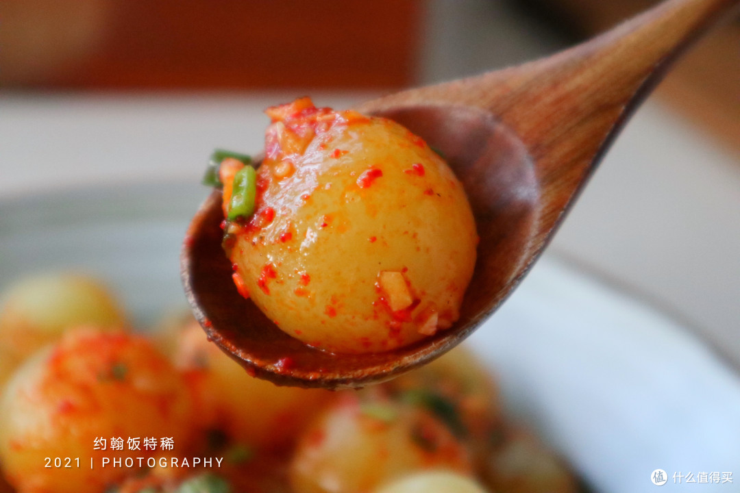 秋天土豆新吃法，简单一蒸团成球，浇上灵魂料汁，一口一个真解馋