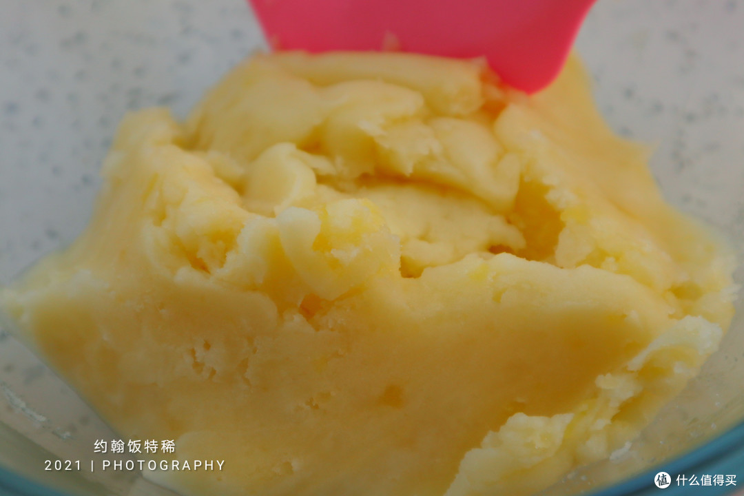 秋天土豆新吃法，简单一蒸团成球，浇上灵魂料汁，一口一个真解馋