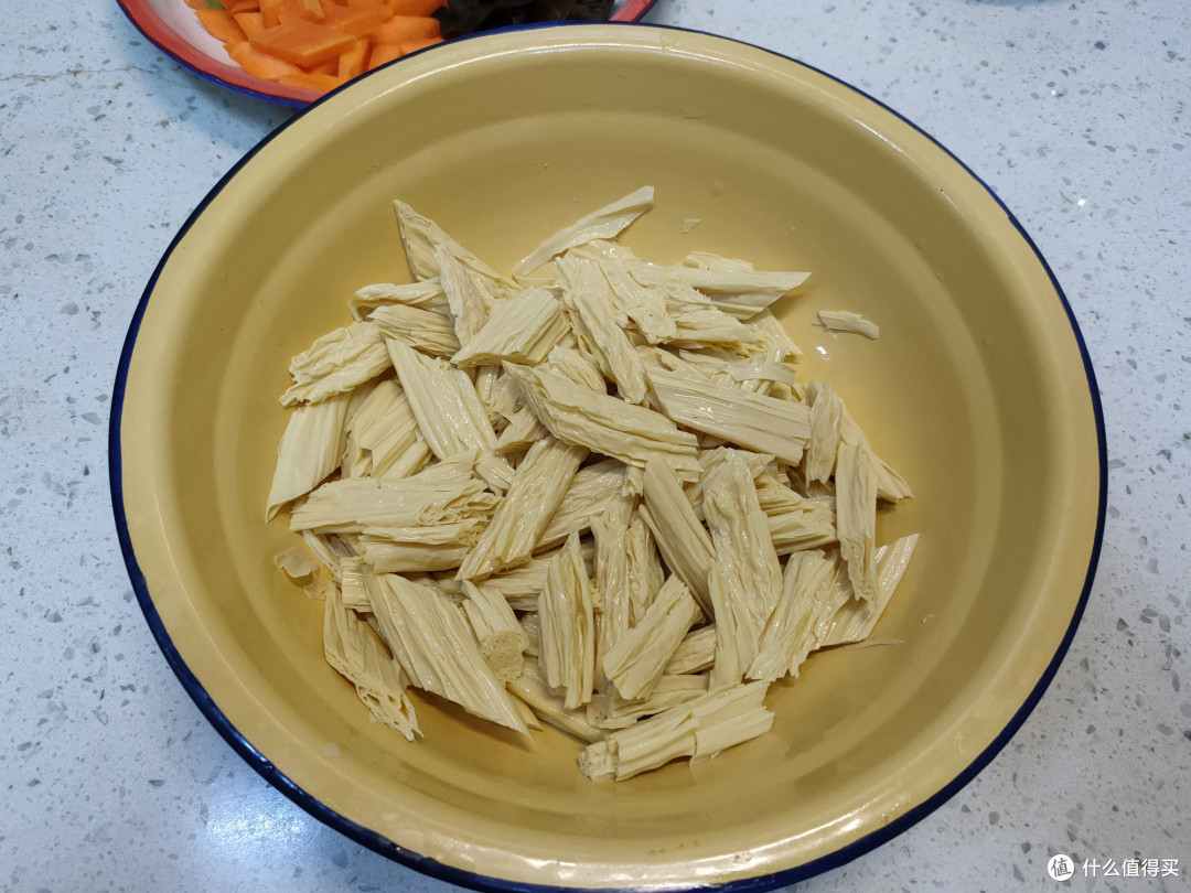 做凉拌腐竹,焯水还是直接拌?大厨教你正确做法,软糯入味有嚼劲
