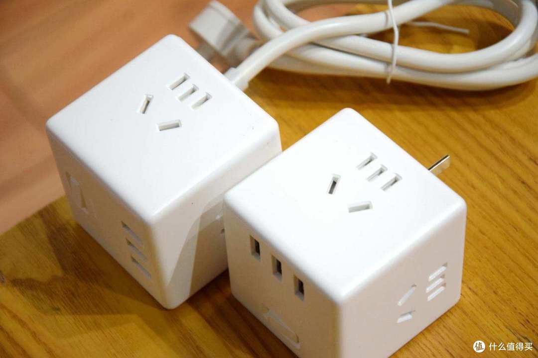 简约小巧，最大承载2500W，U口功率15.5W，aigo魔方插座体验