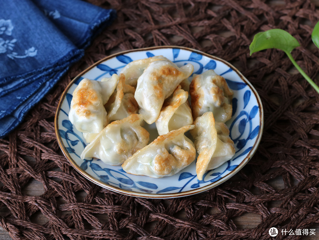 煎饺子，用热油还是用冷油？很多人第一步就错了，难怪不好吃