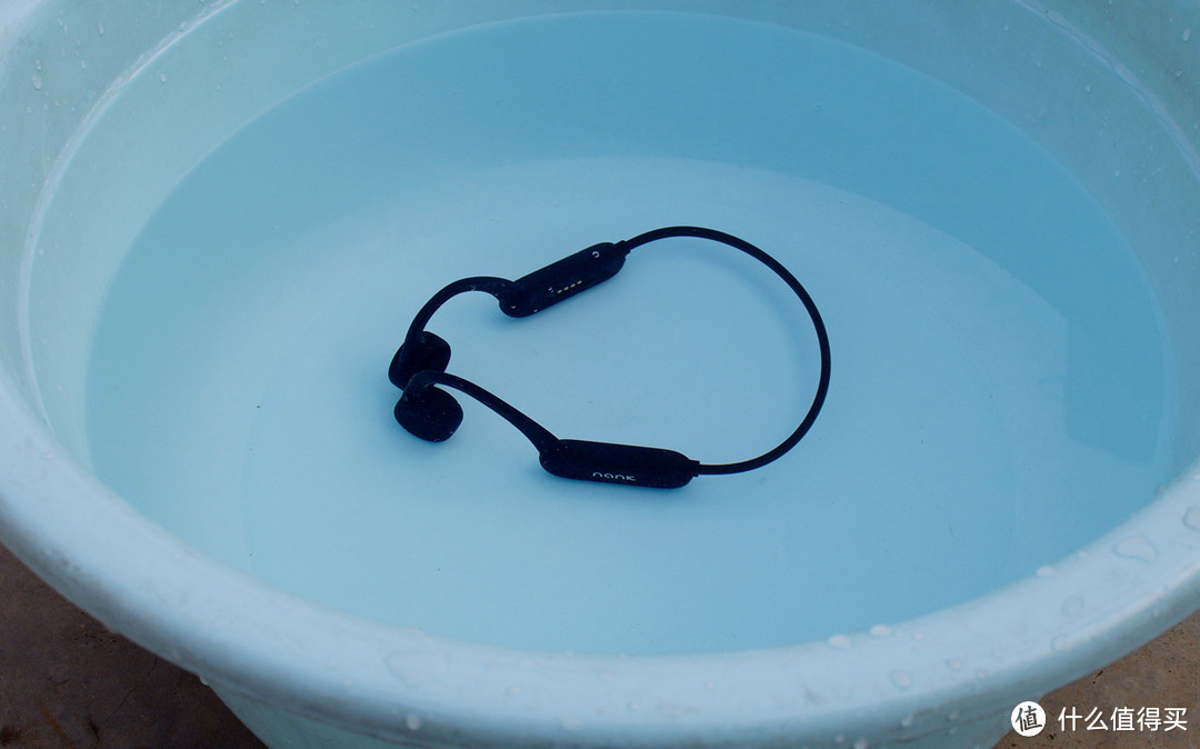 不入耳轻松享受音乐，IP68防水：南卡骨传导耳机体验