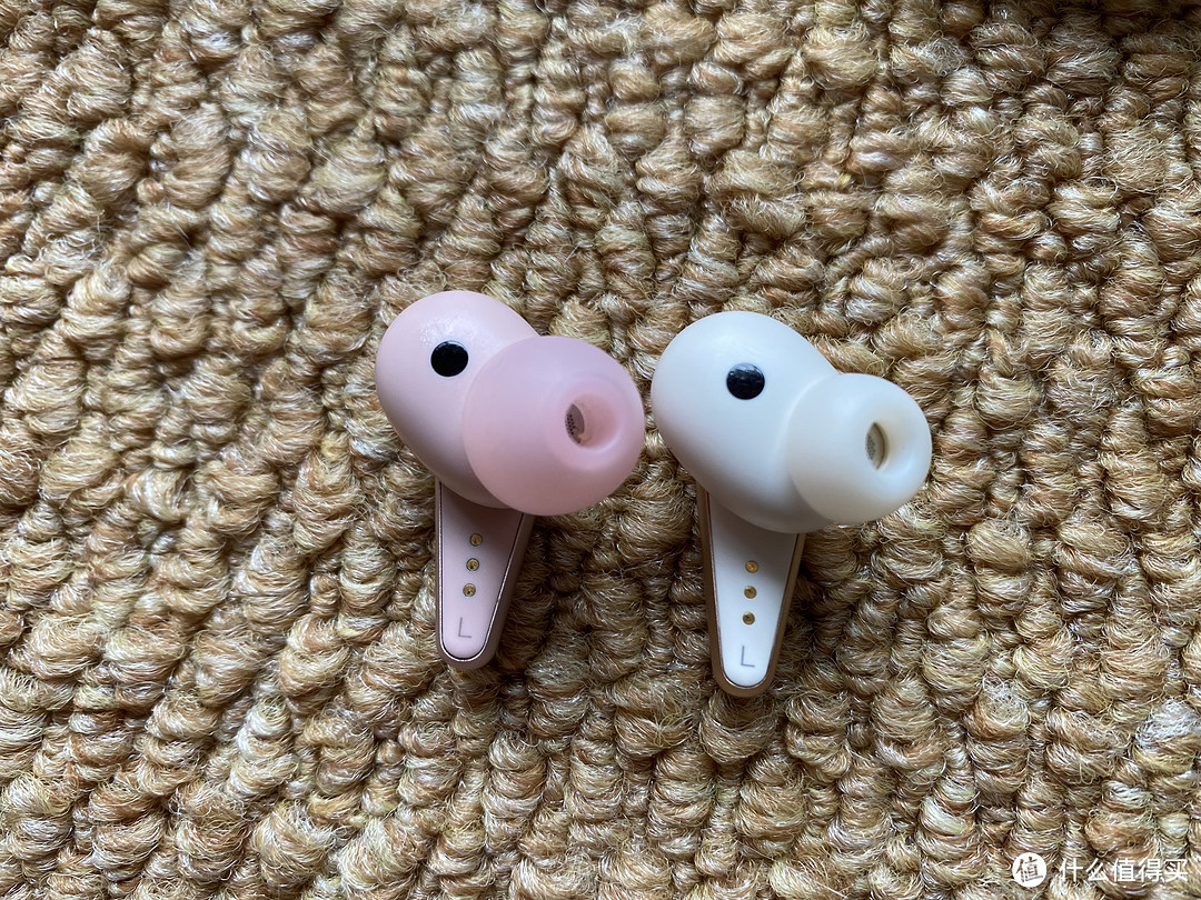 两代耳机对比，肉眼能看出耳塞材料变化，其它变化不大。