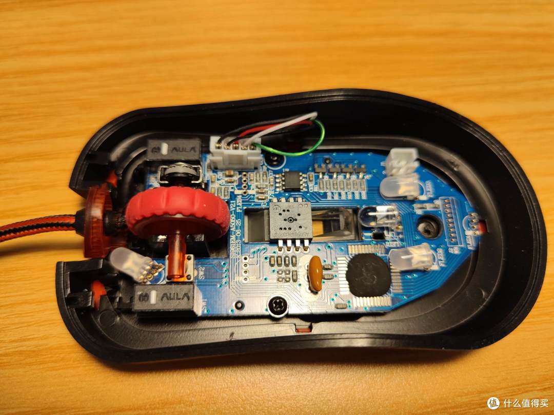 塞得满满当当的鼠标内部区域