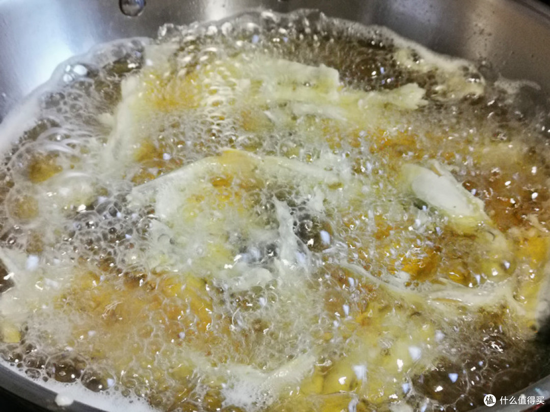 锅中倒入花生油，大火烧至油温五成热，用筷子将餐条子一条条夹入锅中，不要翻动，转成中火炸；