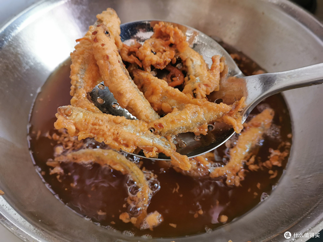 将餐条子倒入锅中,再次复炸至表面酥脆就可以了。