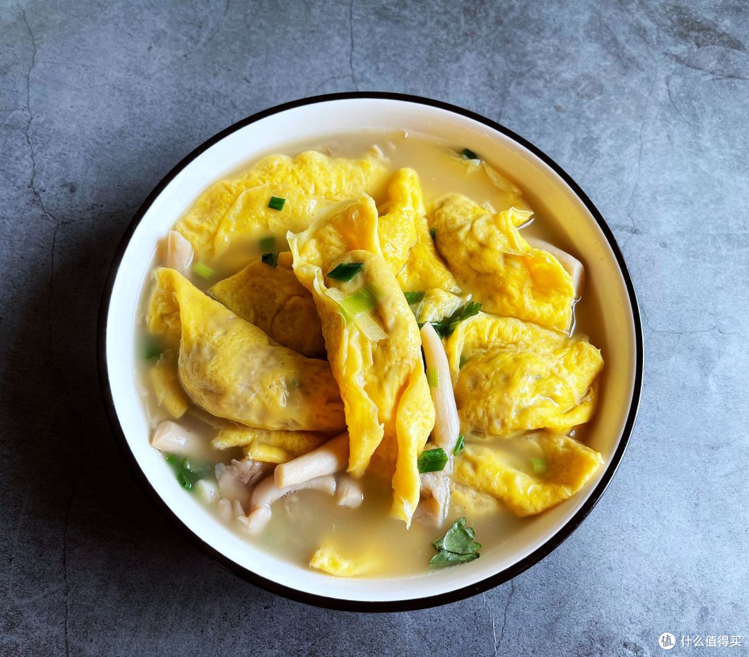 蟹味菇蛋饺汤原材料:蟹味菇,蛋饺,胡椒粉,盐,香菜.
