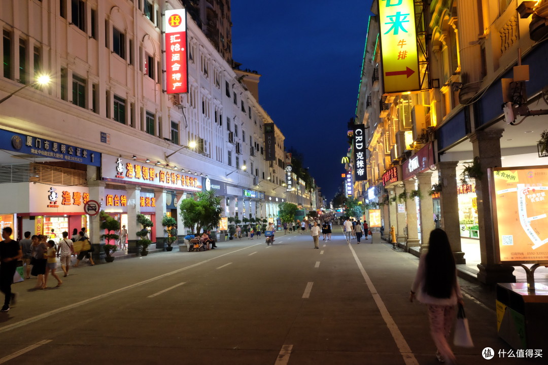 夜市还未开始的步行街