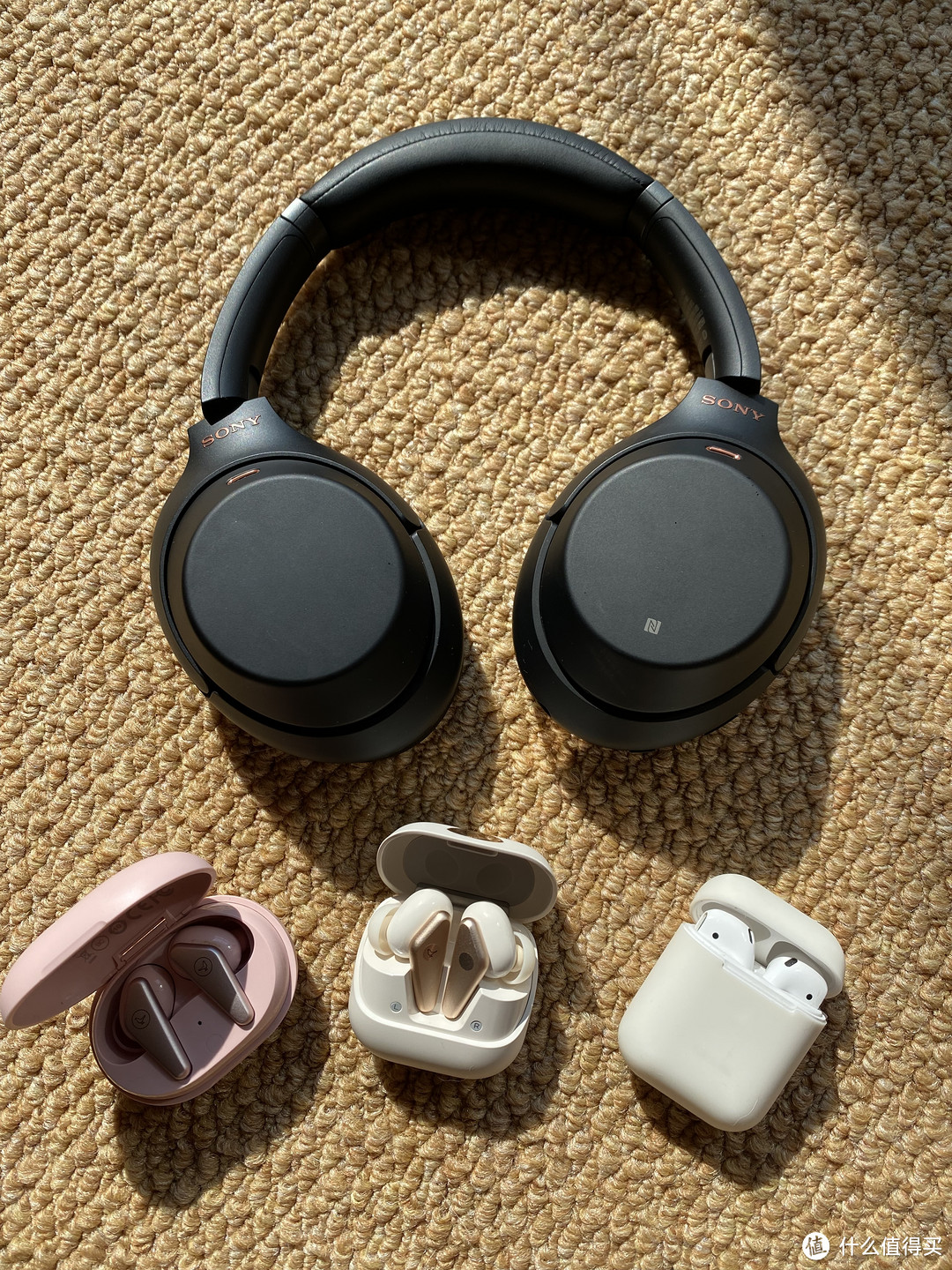 现在家里有四个蓝牙耳机，AIRPODS、两代小鸟还有大法的 WH-1000XM3。