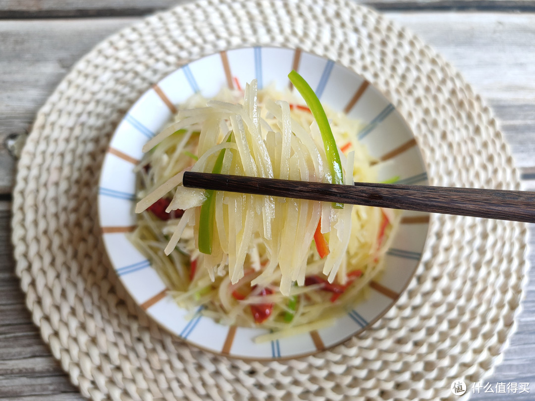 做凉拌土豆丝，别直接下锅焯水，多加一步，土豆丝脆爽入味不发黑