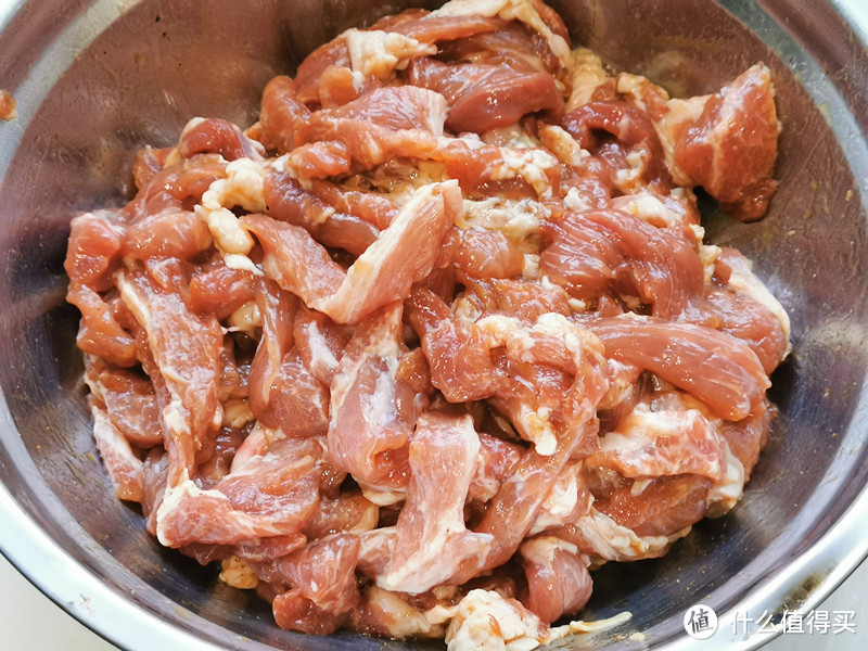 猪肉选择前膀肉，清洗干净，切成粗条，放入大盆中，倒入生抽、料酒，撒上3克盐、五香粉，再放入葱段，姜丝，最后打入2个鸡蛋清，戴上一次性手套充分抓匀，让肉条吸足这些料汁，放一边腌制1个小时，其它的料是起去腥的作用，鸡蛋清可以使肉条更鲜嫩；