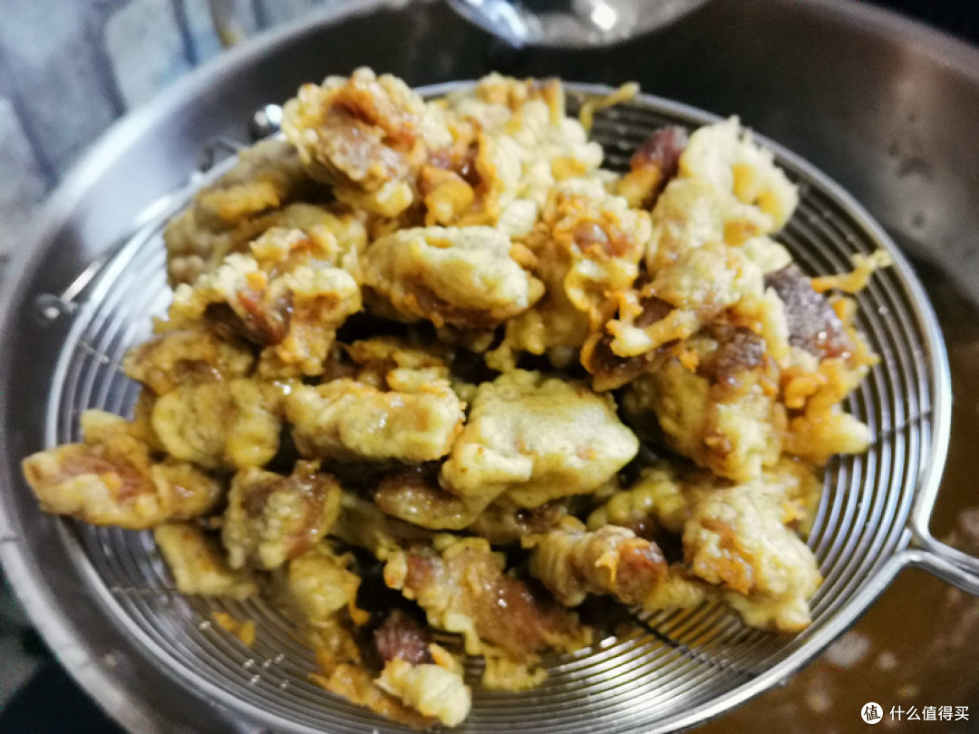 等炸至定型后，再用筷子一根根翻面，等炸至两面都金黄后，用漏勺捞出沥油了，同时长高油温至八成热，将肉条再倒入锅中复炸至表面酥脆就可以了。