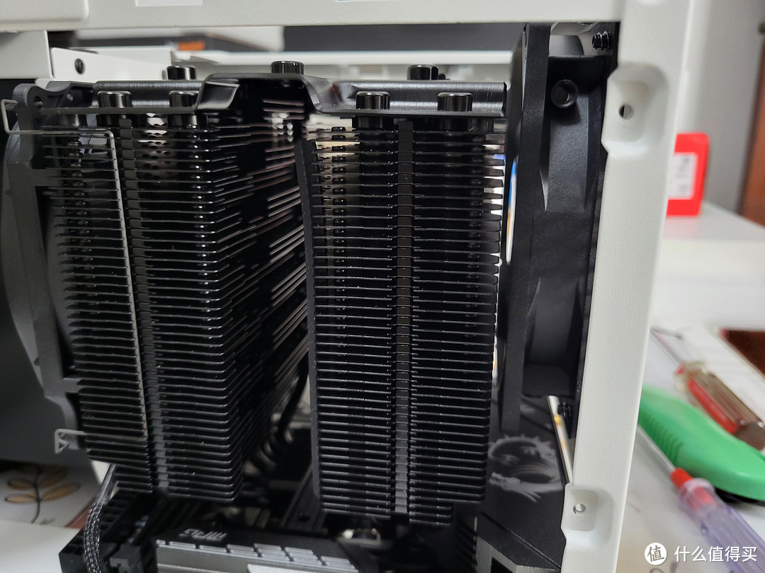 庞大的散热器安装完成效果图,前后两侧还留有不少空隙