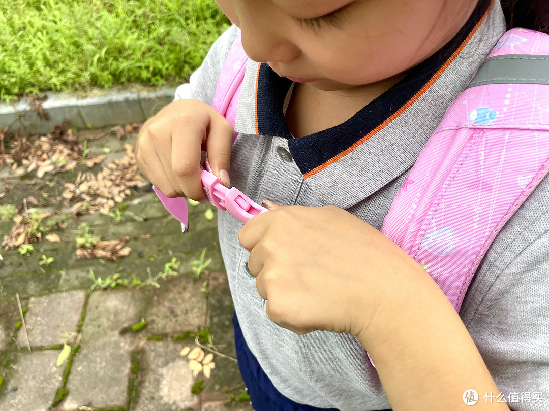 开学恰逢生日，送小侄女美人鱼书包当礼物很合适