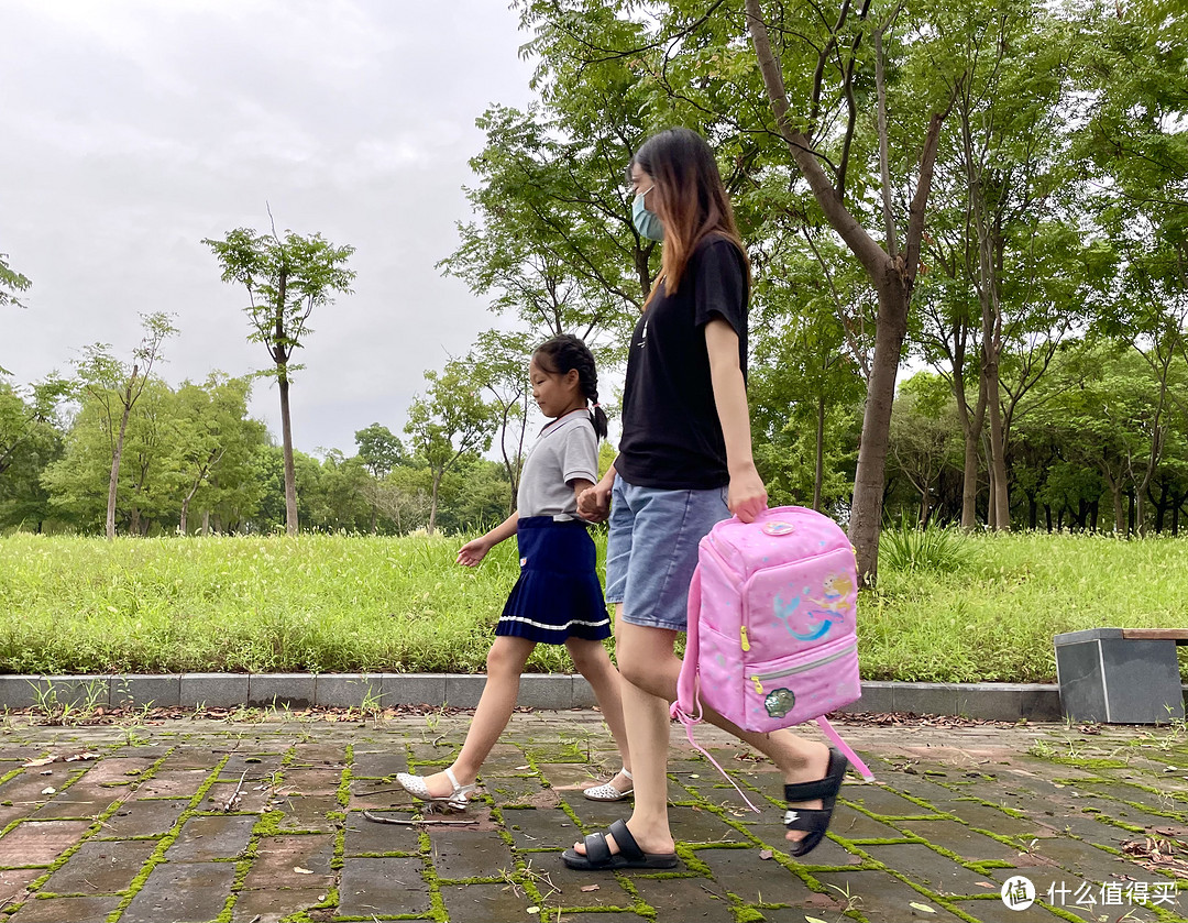 开学恰逢生日，送小侄女美人鱼书包当礼物很合适