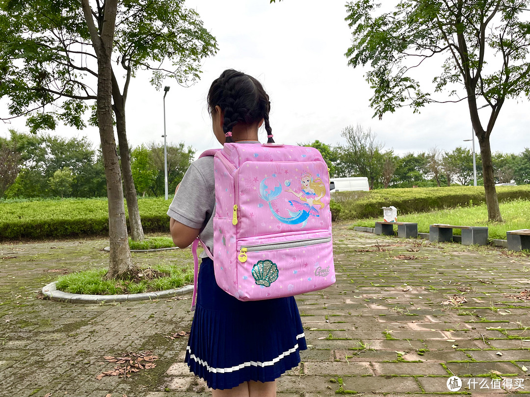 开学恰逢生日，送小侄女美人鱼书包当礼物很合适