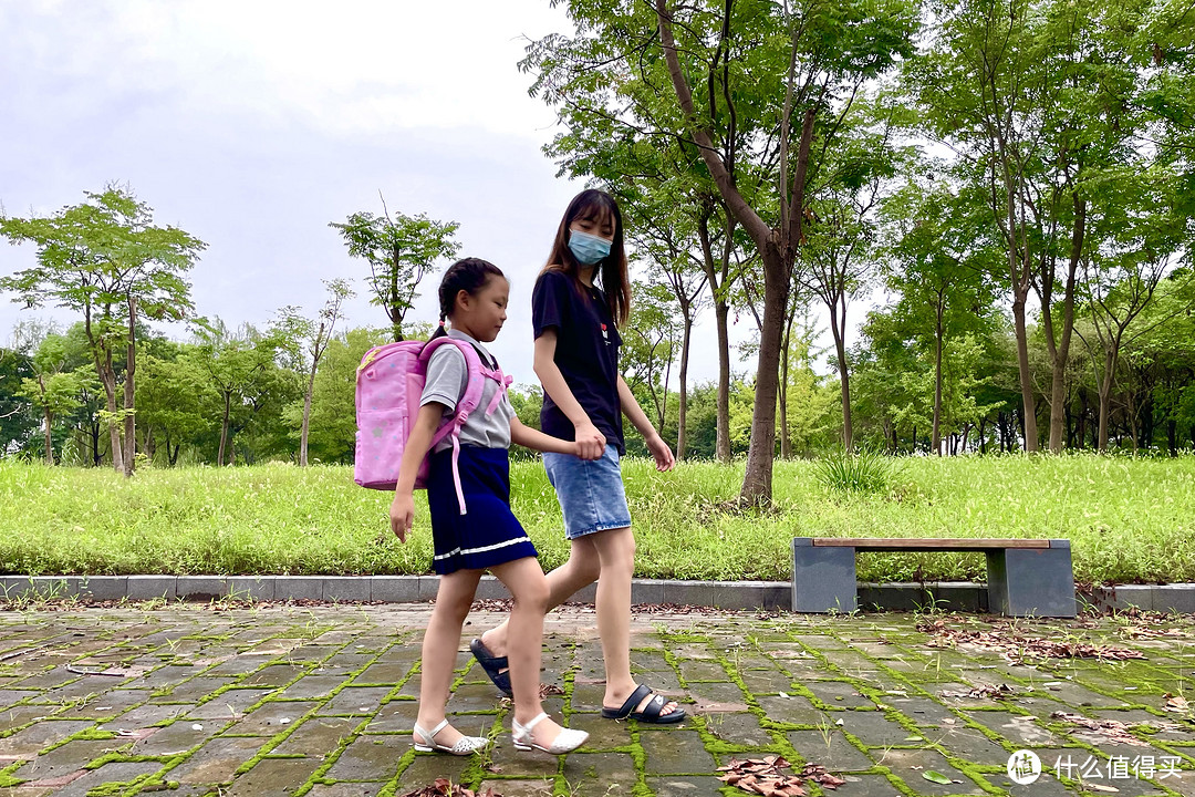 开学恰逢生日，送小侄女美人鱼书包当礼物很合适