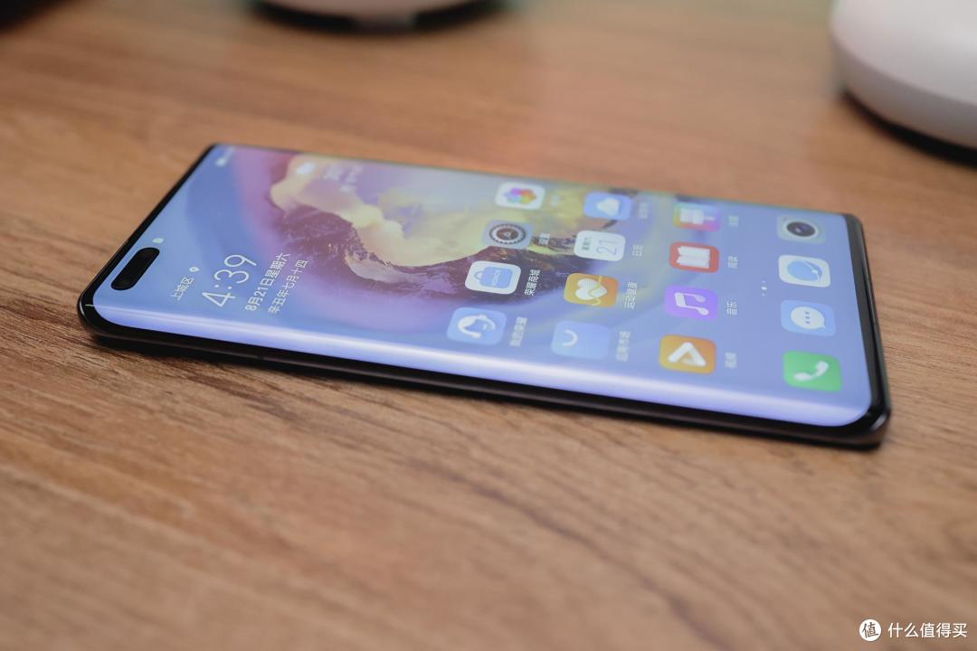 从侧面看可以看到,由于曲面屏的收边相当大,荣耀magic3 的边框也被