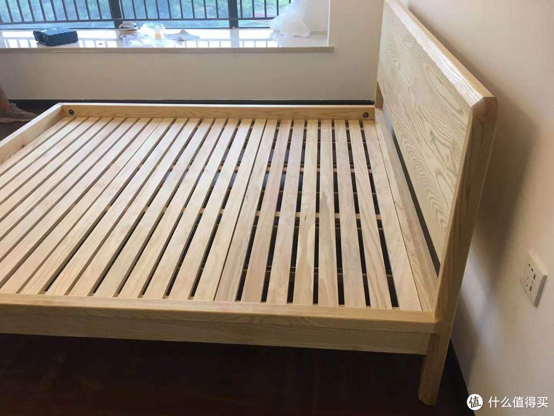 白蜡木标准床--侧面