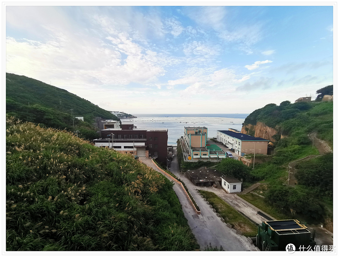 大坝上看大海的风景